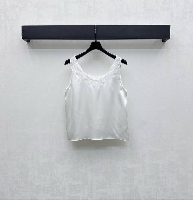 Celin*2025新品上架 真丝花边刺绣背心 定制Yb进口百分百桑蚕丝材质 光泽垂顺轻薄 领口环绕花边刺绣装饰 融入凯旋门徽标设计 彰显品牌调性 凸显穿搭高级