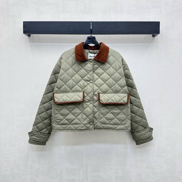 Miumi*2025新品上架 翻领菱格纹棉服外套 定制Yb进口尼龙材质 内里羽绒棉填充 轻盈保暖 通体格纹肌理 配合开襟按扣调节对称翻盖口袋版型设计 与袖口相互