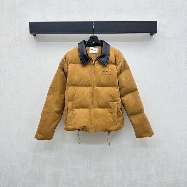 Miumi*2025新品上架 拼接皮领羽绒服 定制Yb进口羽绒材质 轻盈舒适 白鸭绒填充 保暖时髦 沿用开襟拉链调节配合对称拉链口袋版型设计 增添造型层次感 胸