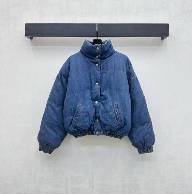 Chane*2025新品上架 立领牛仔羽绒服 定制Yb斜纹棉牛仔材质 内里羽绒填充 轻盈保暖 通体清爽牛仔蓝色 打破秋冬沉闷感 袖口下摆弹力包边收窄处理 增添造