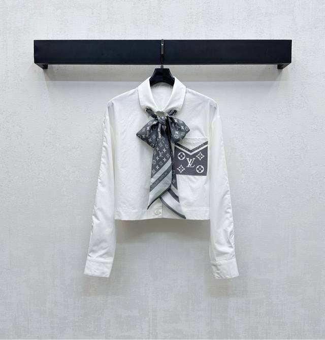Louis Vuitto*2025新品上架 真丝丝巾口袋衬衣 定制Yb进口斜纹全棉材质 透气舒适有型 通体素色配合领边对称穿孔标志性四叶草字母徽标丝带装饰 彰显