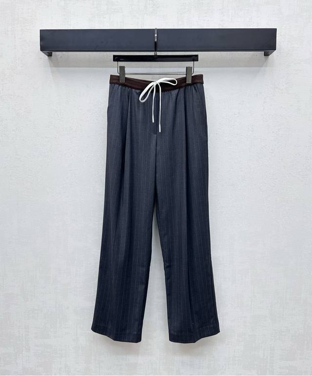 Miumi*2025新品上架 高腰抽绳西装长裤 定制Yb进口混纺羊毛材质 光泽垂顺 穿搭不易皱褶 质感更为高级 通体条纹配合腰头撞色螺纹织带调节 立体裁剪更贴合