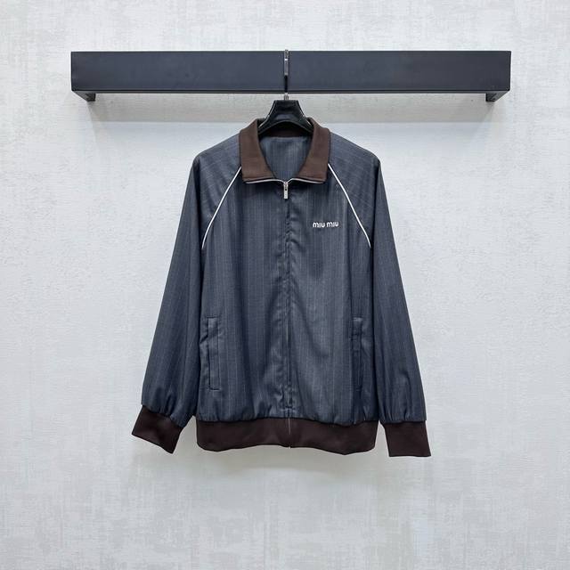 Miumi*2025新品上架 拼接拉链夹克外套 定制Yb进口混纺羊毛材质 光泽垂顺 穿搭不易皱褶 质感更为高级 通体条纹配合领边袖口衣摆撞色螺纹织带调节 增添造