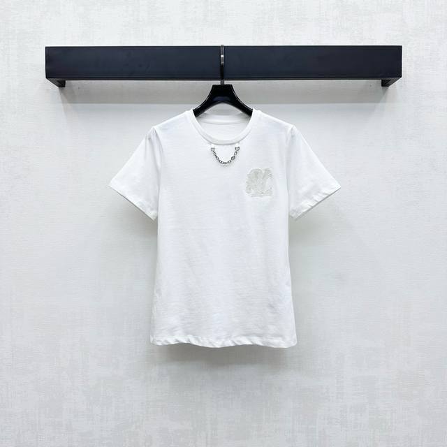 Louis Vuitto*2025新品上架 绣花字母链条 定制Yb进口原生全棉材质 透气舒适 质感十足 沿用克重纯棉制成 略带弹力 呈现显瘦视觉效果 领口饰以金