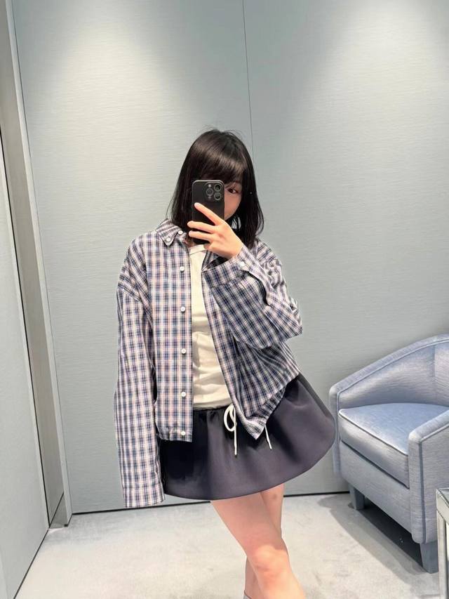Miumi* 25Ss春夏新款 字母微标贴布绣格纹夹克外套丨独家Yb开发！高版出品！ ，定织面料休闲而精致的设计风格，休闲系列廓形与Polo格纹演绎轻松自在的女