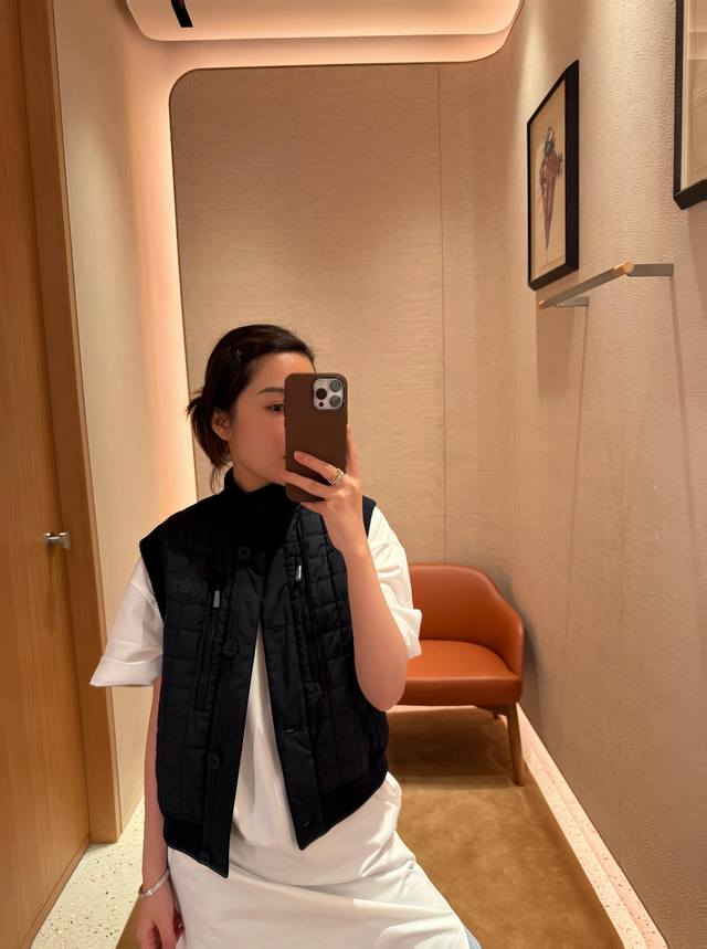 Hermè* 25Fw早秋新款 经典格纹棉服马甲丨独家Yb开发！高版出品！领口包边处质感柔软又保暖，胸前Logo徽标 精致又时尚，内里填棉保暖又不臃肿，轻便休闲