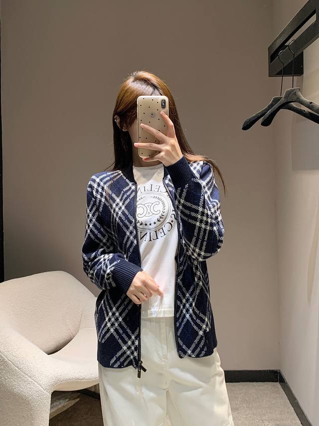 Burb*Rry 25Fw早秋新款 斜纹格纹羊毛混纺拉链针织开衫丨独家高版出品！精选羊毛羊绒混纺面料制成，呈现提花精纺的格纹图案，缔造精致设计感。以及重量的因素