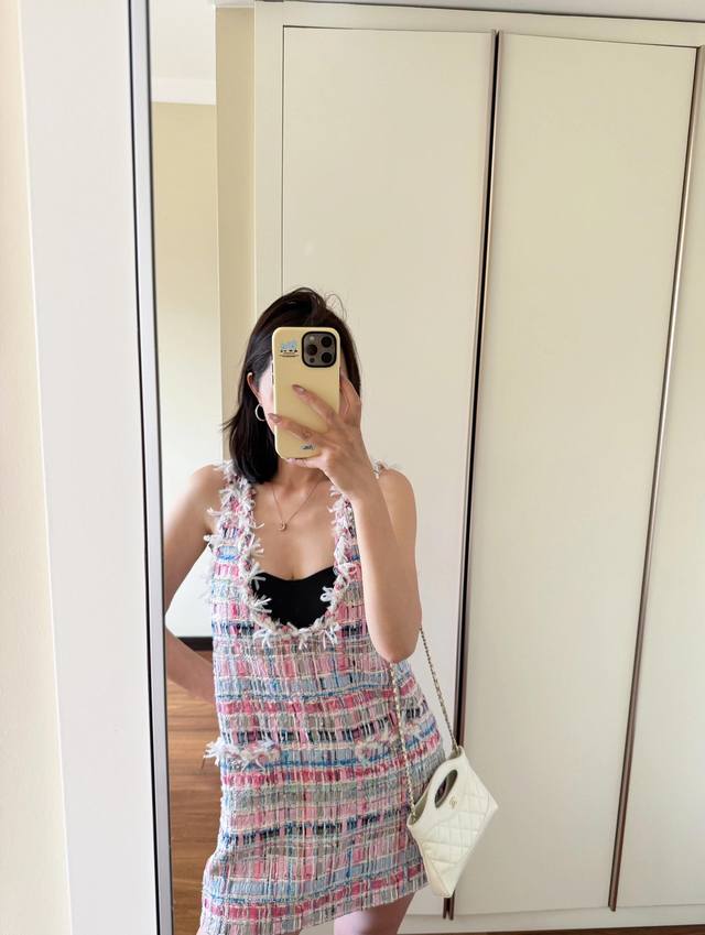 Chane* 25Ss春夏新款 彩色编织背心连衣裙丨独家高版出品！精致菱格缝线设计 彩色编织贯穿撞色彩色纽扣点缀 整件美呆了~每一处都是小细节，超显白的粉紫色铺