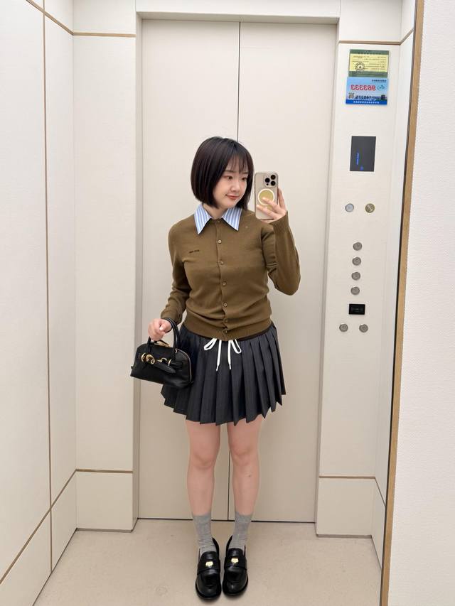 Miumi* 25Fw早秋新款 知性分子学院风压褶短半裙丨独家Yb开发！高版出品！撞色罗纹腰带拼接设计甜酷兼备减龄穿搭。高级灰条纹帅气又时髦经典版型不挑人上身巨