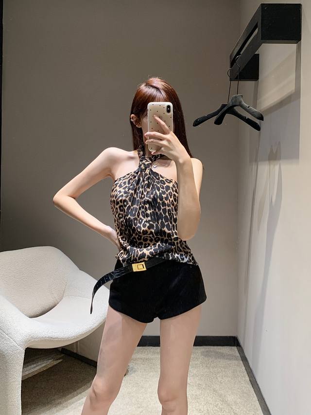 Saint Laur*Nt 25Fw早秋新款 黑色高腰腰带基础款短裤丨独家高版出品！定制面料 系腰带立体剪裁纬度较大，百搭显瘦显腿长包容性强，时尚辣妹必入款 简