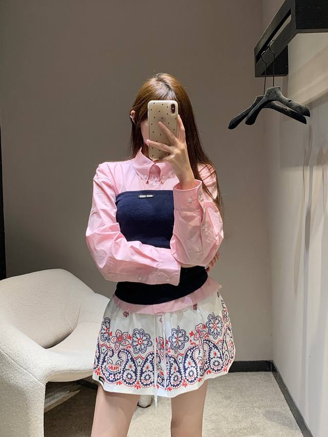 Miumi* 25Fw早秋新款 微标贴饰针织抹胸上衣丨独家高版出品！修身版型穿出时髦气质 显瘦包容身材 字母微标贴饰点缀 给整体造型带来视觉冲击 舒适透气 适合