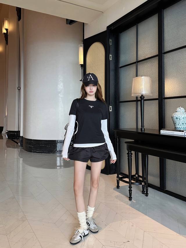 Prad* 25Fw早秋新款 两件套叠穿短袖长袖打底T恤丨独家高版出品！天丝棉材质 质感舒适 弹力好穿 圆领两件套 内搭长袖外搭短袖 形成两件套组合 领口螺纹包
