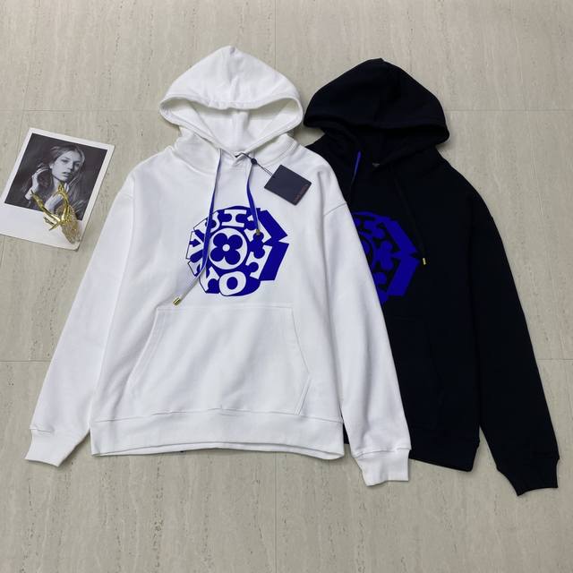 嗯2025新品 实拍 Lvv 新款高品质连帽卫衣；采用棉面料质感柔软细腻；定制洗水麦辅料齐。版型宽松上身效果舒适好看！ 碼数 S-M-L
