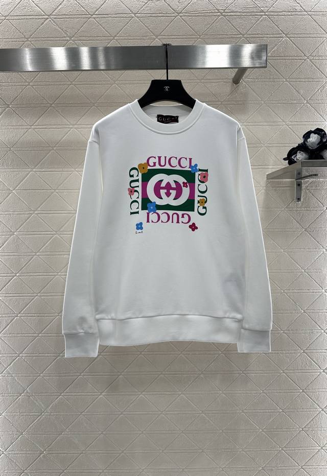 Gucc* 2025新品上架 圆领字母撞色卫衣 定制Yb原生全棉材质 舒适软糯 穿搭洋气 落肩套头廓形卫衣剪裁 袖口下摆螺纹包边细节 营造出精致协调的氛围感 胸