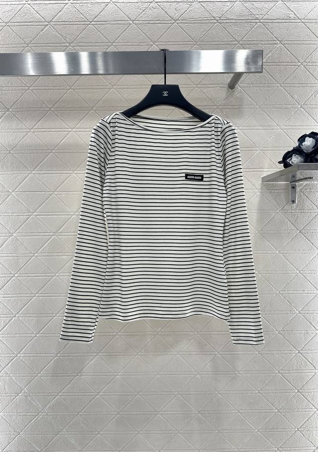Miumi* 2025新品上架 修身条纹打底衫 定制Yb进口人棉材质 质感光泽 弹力十足 宽圆领长袖打底裁剪 领口开阔露出锁骨更显瘦 通体黑白条纹交替 百搭耐看