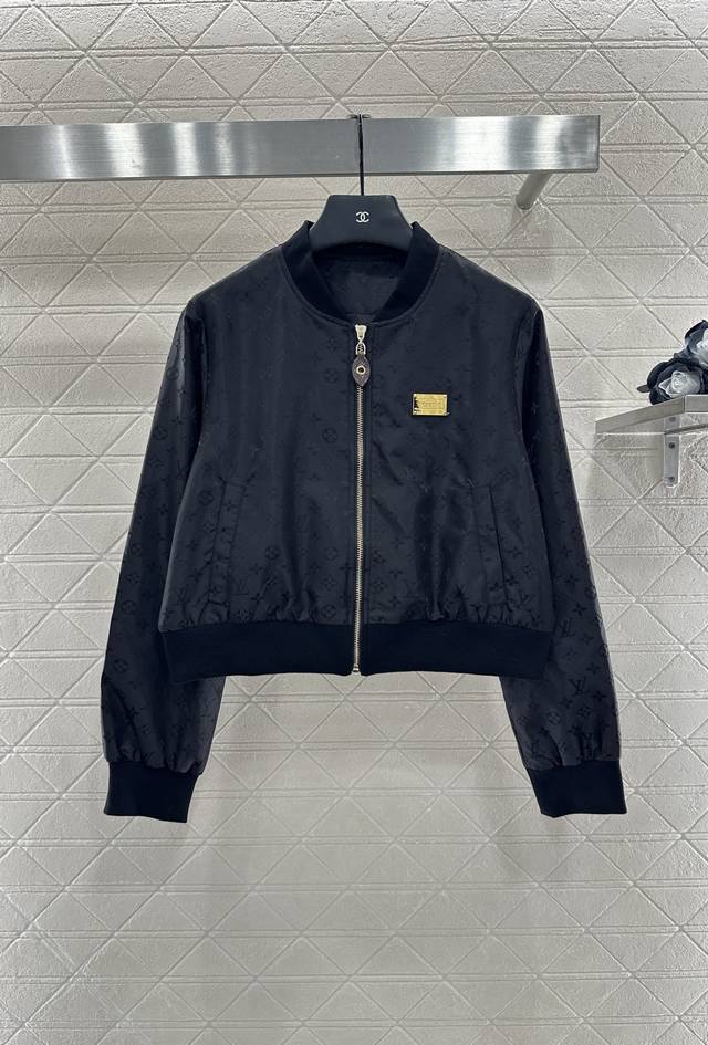Louis Vuitto* 2025新品上架 提花暗纹夹克外套 定制Yb进口防风尼龙材质 质感光泽 轻便舒适 品相十足 休闲夹克外套剪裁 通体黑色素色打底 四叶