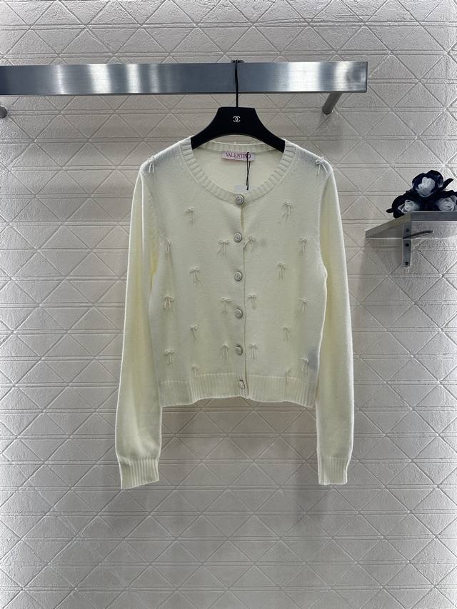Valentin* 2025新品上架 订珠蝴蝶结针织开衫 定制Yb羊毛纱线织造 质感细腻 柔软舒适 圆领针织开衫剪裁 领口袖口螺旋纹包边 细致柔软 通体定位缝制