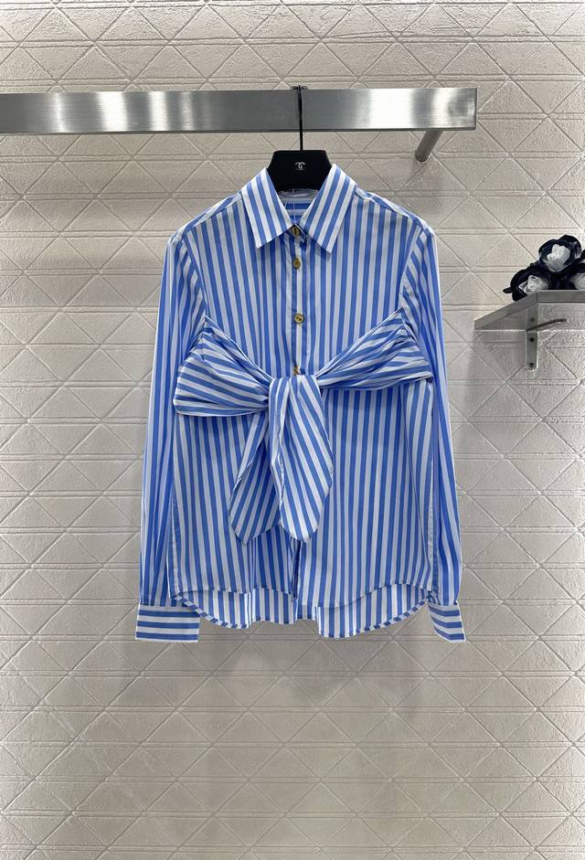 Csh* 2025新品上架 条纹绑带衬衫半裙套装 衬衣采用定制Yb斜纹全棉材质 质感垂顺舒适 正肩翻领长袖廓形设计 大身剪裁利落 数列蓝白条纹交织 视觉修饰身材