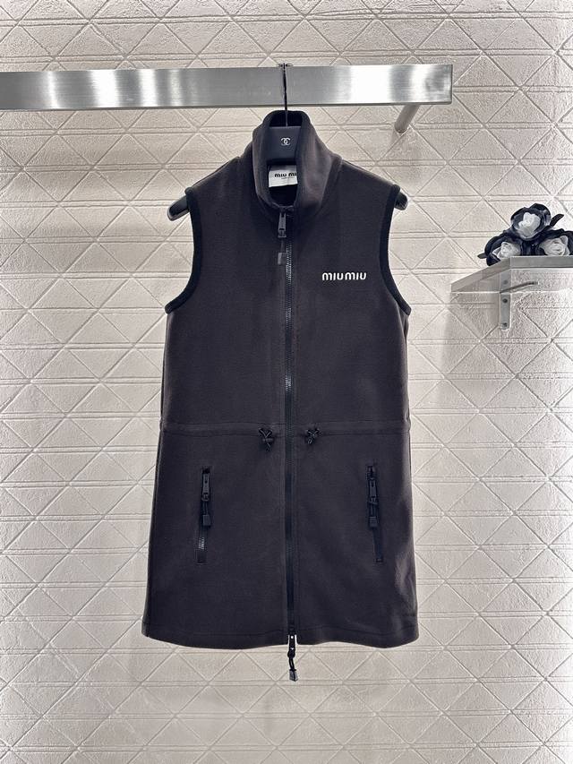 Miumi* 2025新品上架 拉链工装摇粒绒背心裙 定制Yb摇粒绒材质 质感舒适 保暖柔软 百搭好穿 无袖连衣裙剪裁 成衣大体素色 胸前字母徽标装点 细节提升