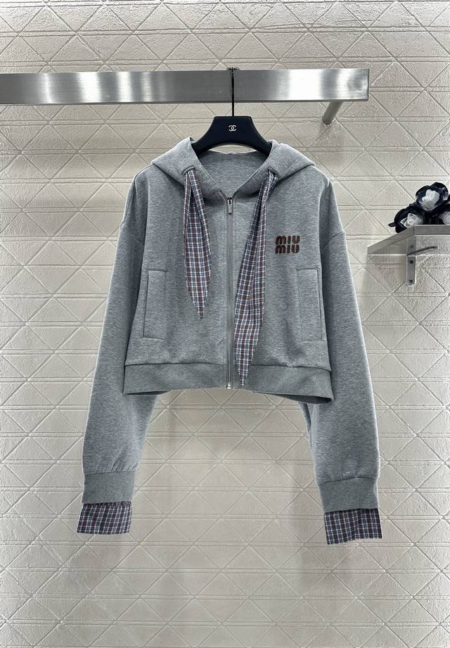 Miumi* 2025新品上架 格子拼接连帽外套短裙套装 定制Yb斜纹全棉材质 秋冬保暖厚度 舒适好穿 挺括有型 连帽拉链外套短裙套装 拉链穿脱方便 连帽抽绳调