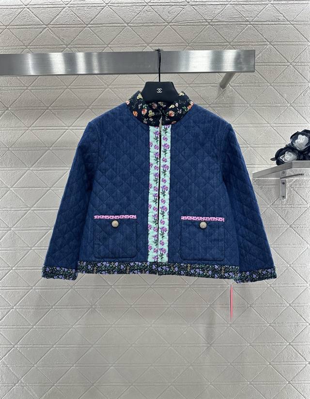 Valentin* 2025新品上架 菱格碎花拼接羽绒棉服 定制Yb斜纹全棉牛仔材质 提升秋冬时尚功能 羽绒棉填充内里 整件轻盈保暖 挂钩暗扣开襟调节 通体采用