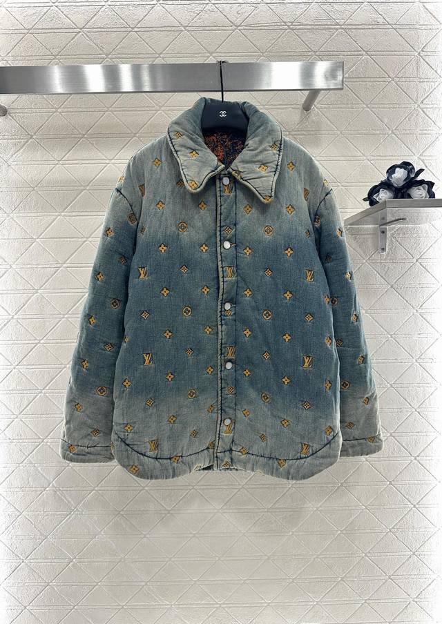 Louis Vuitto* 2025新品上架 提花棉服牛仔外套 定制Yb斜纹棉牛仔材质 多重酵素水洗 呈现出自然磨白灰蓝色渐变 内里填充羽绒棉 保暖御寒换季必备