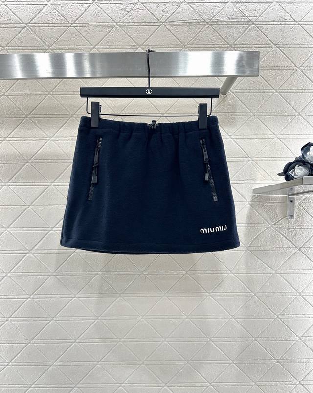 Miumi* 2025新品上架 摇粒绒拉链工装半裙 定制Yb进口摇粒绒材质 毛茸茸质地 舒适宜人 弹力抽绳短裙版型 对称口袋配合单向拉链开襟调节 裁剪简约时尚