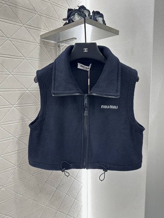 Miumi 2025新品上架 摇粒绒拉链羽绒马甲 定制Yb进口摇粒绒材质 质感柔软舒适 亲肤保暖 换季叠穿 时髦又御寒 翻立领短款马甲裁剪 拉链开襟配合下摆抽绳