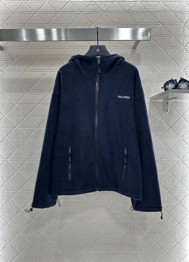 Miumi* 2025新品上架 摇粒绒连帽拉链外套 定制Yb进口摇粒绒材质 质感柔软舒适 亲肤保暖 换季叠穿 时髦又御寒 连帽拉链外套版型 开衩随意调节 胸前融