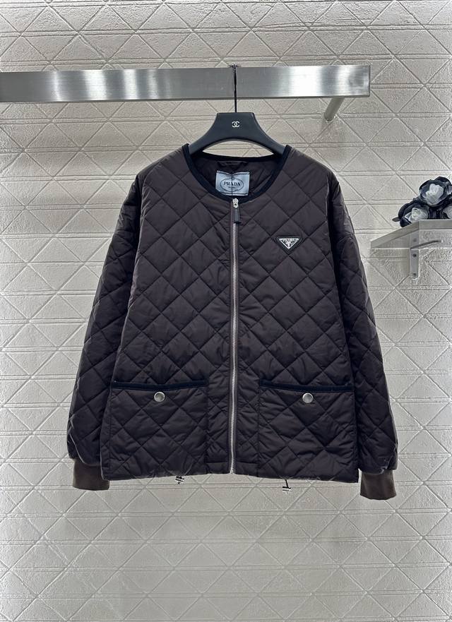 Prad* 2025新品上架 菱格圆领羽绒棉服 定制Yb进口防风防水尼龙材质 其工艺还原 升级材质 提升秋冬御寒功能 羽绒棉填充内里 整件轻盈保暖 拉链开襟设计