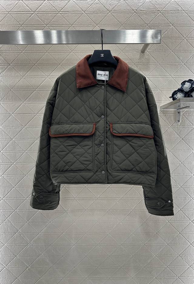 Miumi* 2025新品上架 拼皮领羽绒棉服 定制Yb进口防风防水尼龙材质 其工艺还原 升级材质 提升秋冬御寒功能 羽绒棉填充内里 整件轻盈保暖 撞色皮领翻盖