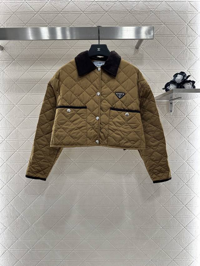 Prad* 2025新品上架 灯芯绒领短款棉服外套 定制Yb进口防风防水尼龙材质 其工艺还原 升级材质 提升秋冬御寒功能 羽绒棉填充内里 整件轻盈保暖 撞色麂皮