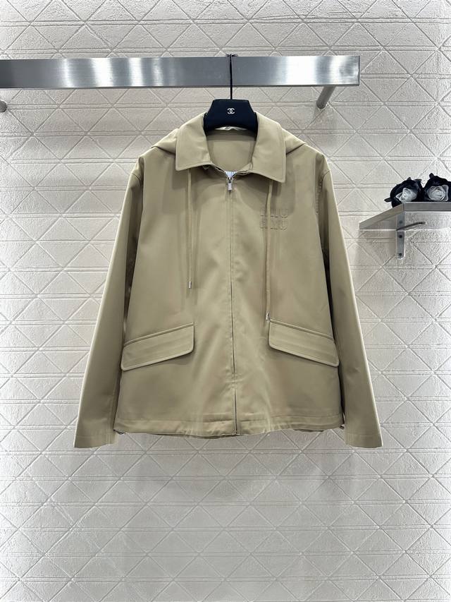 Miumi* 2025新品上架 翻领连帽抽绳风衣外套 定制Yb进口风衣材质 挺括有型 质感高级 风衣夹克外套 连帽抽绳正肩设计 打造挺拔身姿和休闲风格 露出内衬