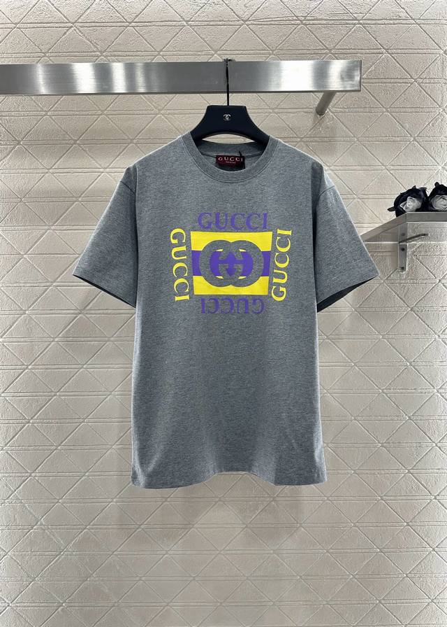 Gucc* 2025新品上架 印花圆领 定制Yb原生全棉材质 透气舒适 质感十足 常规短袖T恤裁剪 凸显品牌格调 采用克重纯棉制成 垂坠感十足 呈现显瘦视觉效果