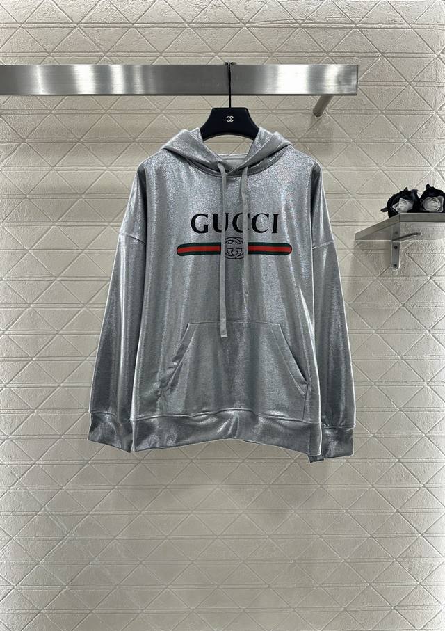 Gucc* 2025新品上架 连帽重工印花卫衣 定制Yb原生全棉材质 透气舒适 质感十足 宽松连帽卫衣裁剪 凸显品牌格调 采用克重纯棉制成 垂坠感十足 呈现显瘦