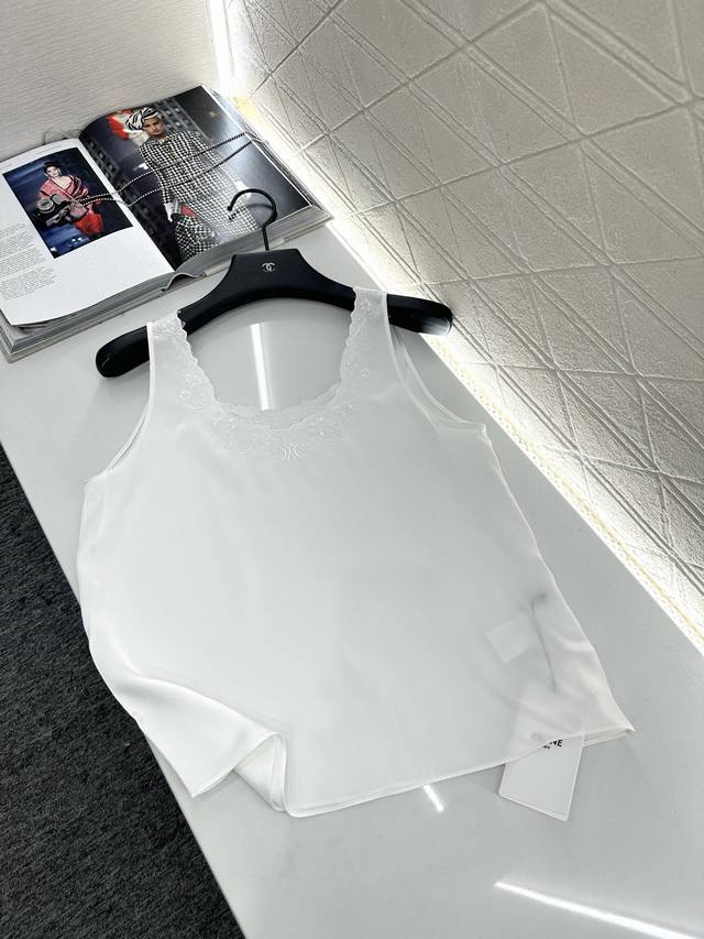 Celin* 2025新品上架 百搭真丝花边刺绣背心 定制Yb进口百分百桑蚕丝材质 质感高级 轻薄养肤 圆领背心剪裁 领口环绕一圈 以花边刺绣作为装饰亮点 穿插