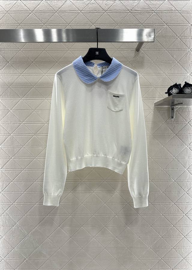 Miumi* 2025新品上架 撞色拼接针织长袖 定制Yb丝毛纱线织造 质感细腻 舒适亲肤 翻领针织长袖版型 通体细密钩织纹理设计 精致螺纹包边花瓣圆润翻领条纹