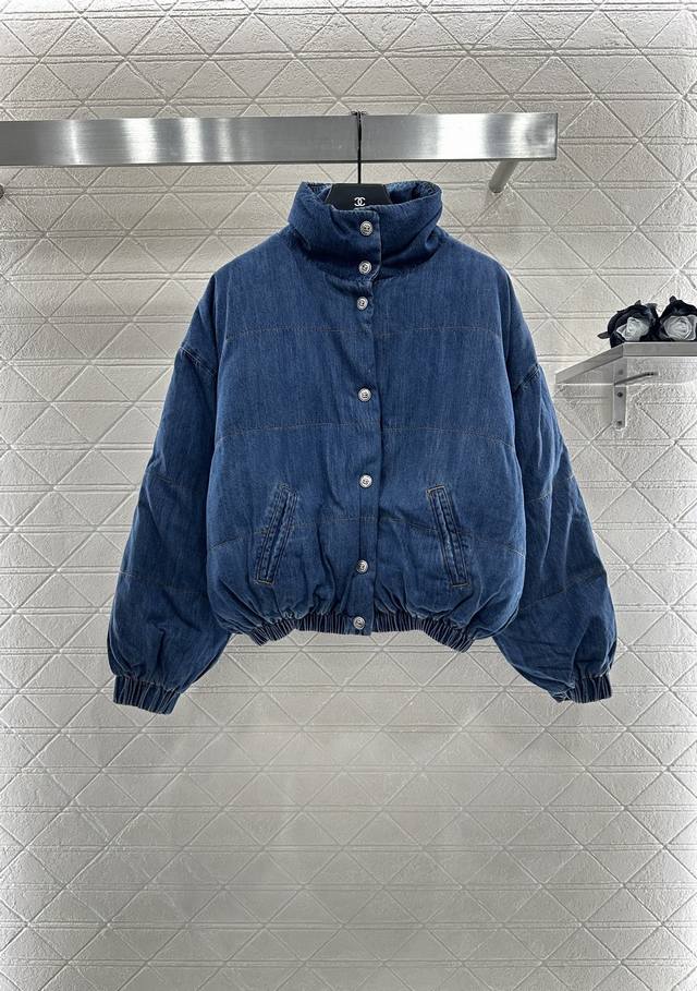 Chane* 2025新品上架 牛仔立领按扣羽绒服 定制Yb斜纹棉牛仔材质 羽绒填充内里 整件轻盈保暖 立领按扣外套版型 通体选用清爽牛仔蓝色 打破秋冬沉闷感