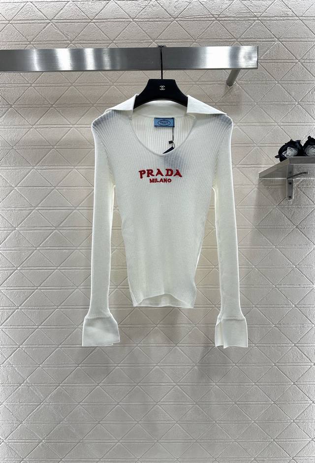 Prad* 2025新品上架 翻领修身字母打底衫 定制Yb羊毛针织织造 质感舒适 弹力好穿 翻领长袖打底裁剪 增加露肤度 拉长脖颈更显瘦 开衩喇叭袖口 飘逸灵动