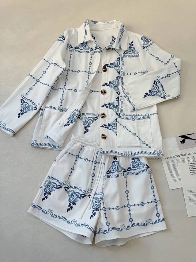 青花瓷艺术般好物精品.. Sissel.. 巴黎铁塔刺绣休闲衬衫式外套+抽绳撞色短裤 清新配色蓝白相间 加厚牛津棉材质 挺括大气有型 版型很正很帅 34.36.