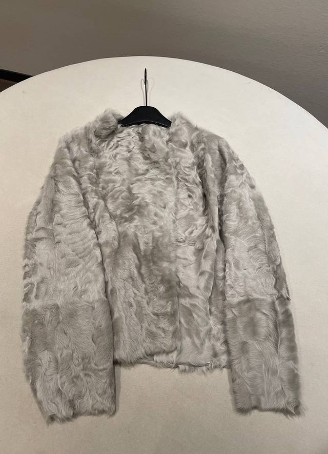 尺码:S M L Xl 稀有小湖羊皮毛一体双面外套 一眼高级的顶奢宝藏单品！贸易公司订单剩下来一点皮料，小湖羊皮面料，皮料轻、薄、软，很稀有，产量也少，是从湖羊