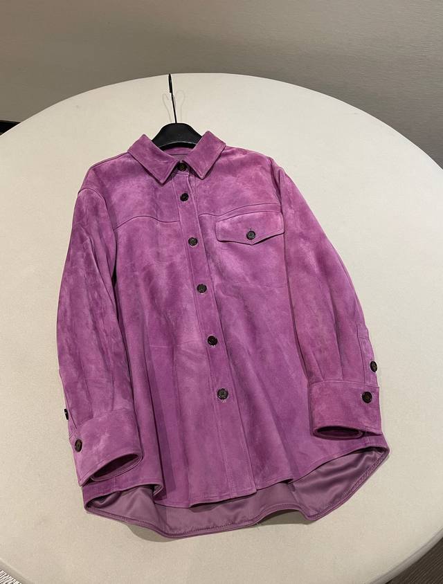 尺码：S M L Xl 高端定制定染香芋紫绒面羊皮中长外套 德国进口染色工艺定制定染的香芋紫，色彩浓郁且富有层次感。精选北非进口山羊反绒皮，经国内高水准制革工艺