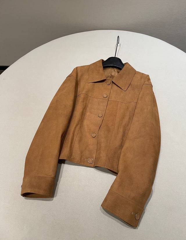 尺码：S M L Xl 贸易公司订单鳄鱼纹反绒绵羊皮外套 高奢品味，是一件极具魅力与个性的时尚单品。当指尖轻触这件皮衣，你能立刻感受到反绒绵羊皮带来的极致细腻触
