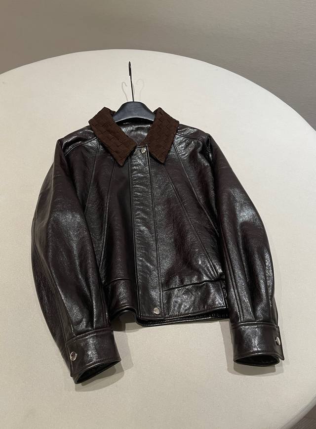 尺码：S M L Xl 设计师款编织翻领拼接油蜡皮机车皮衣外套 酷飒与质感并存！油蜡皮自带复古做旧感，纹理细腻又独特，仿佛藏着岁月故事～拼接编织翻领是灵魂亮点，