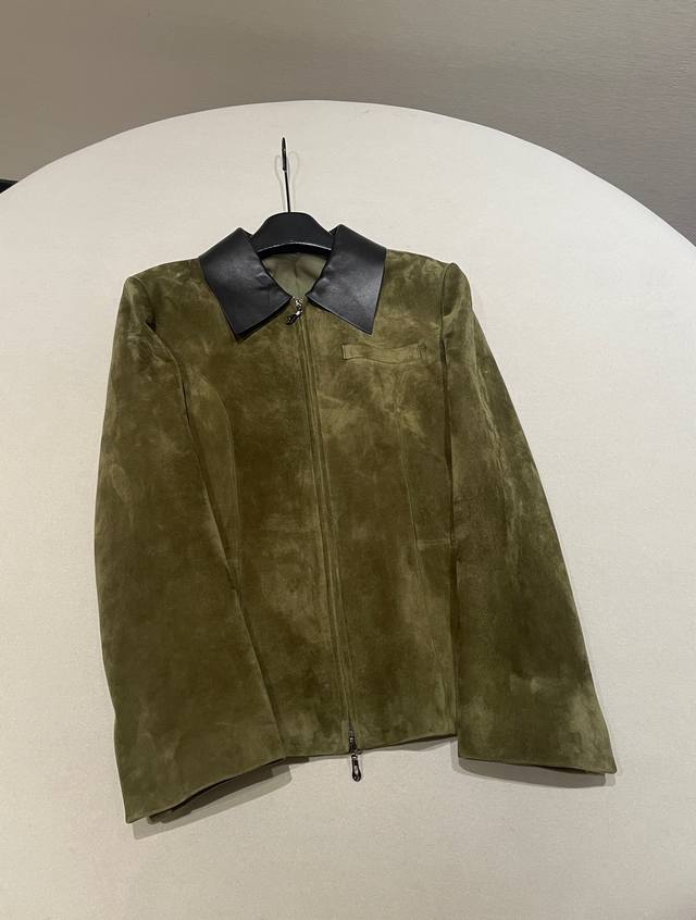 尺码：S M Lxl 尺码可定做 设计师客订山羊皮麂皮绒超软绿皮衣外套 客户订单独家高定，演绎非凡格调，甄选稀有的小山羊皮麂皮绒面料，山羊皮本身就以细腻柔软、坚