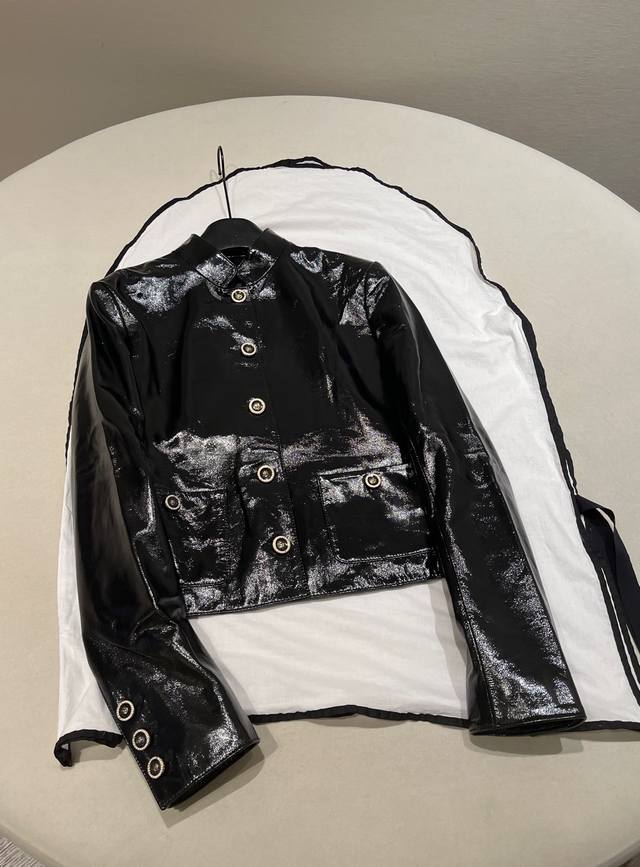 尺码：36 38 40 Chane*25A高级手工坊超美双口袋羊皮外套 采用原供应商定制进口小羊皮，又肉又细腻，质感光泽度更像开了美颜，品质所见即所得。100%