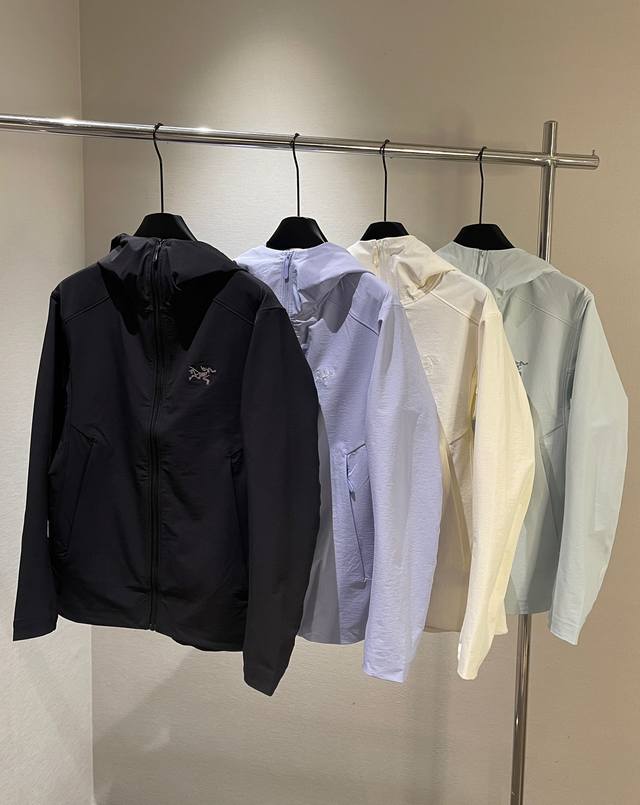 尺码：S M L Xl 始祖鸟Gamma Velocity 女款软壳连帽户外外套 原产原厂渠道放货专为户外爱好者打造。经典黑~奥芮紫~极地白~破晓蓝、简约设计，