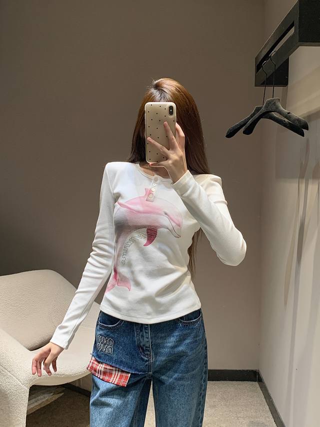 Blumar*Ne 25Fw早秋新款 海豚印花烫钻螺纹长袖T恤丨独家高版出品！贼上镜又时髦的T恤来啦！这件T恤真的太好看了！出街拍照非常出片 走在街上吸睛度满分