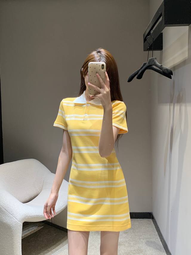 Miumi*25Fw早秋新款 微标Logo刺绣条纹Polo裙丨独家高版出品！经典Polo领设计 Miu系甜酷少女风减龄气质！经典条纹设计简洁而不失时尚感,修身剪