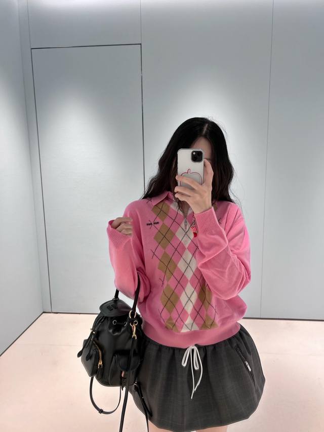 Miumi* 25Fw早秋新款 甜味粉撞色菱形半拉链Polo领针织衫丨独家Yb开发！高版出品！100%山羊绒材质，胸前徽标字母图案刺绣，精致的菱形图案增添穿搭俏